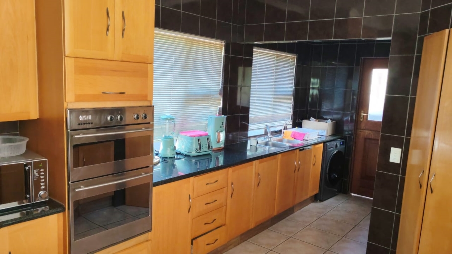 To Let 4 Bedroom Property for Rent in Caribbean Beach Club North West